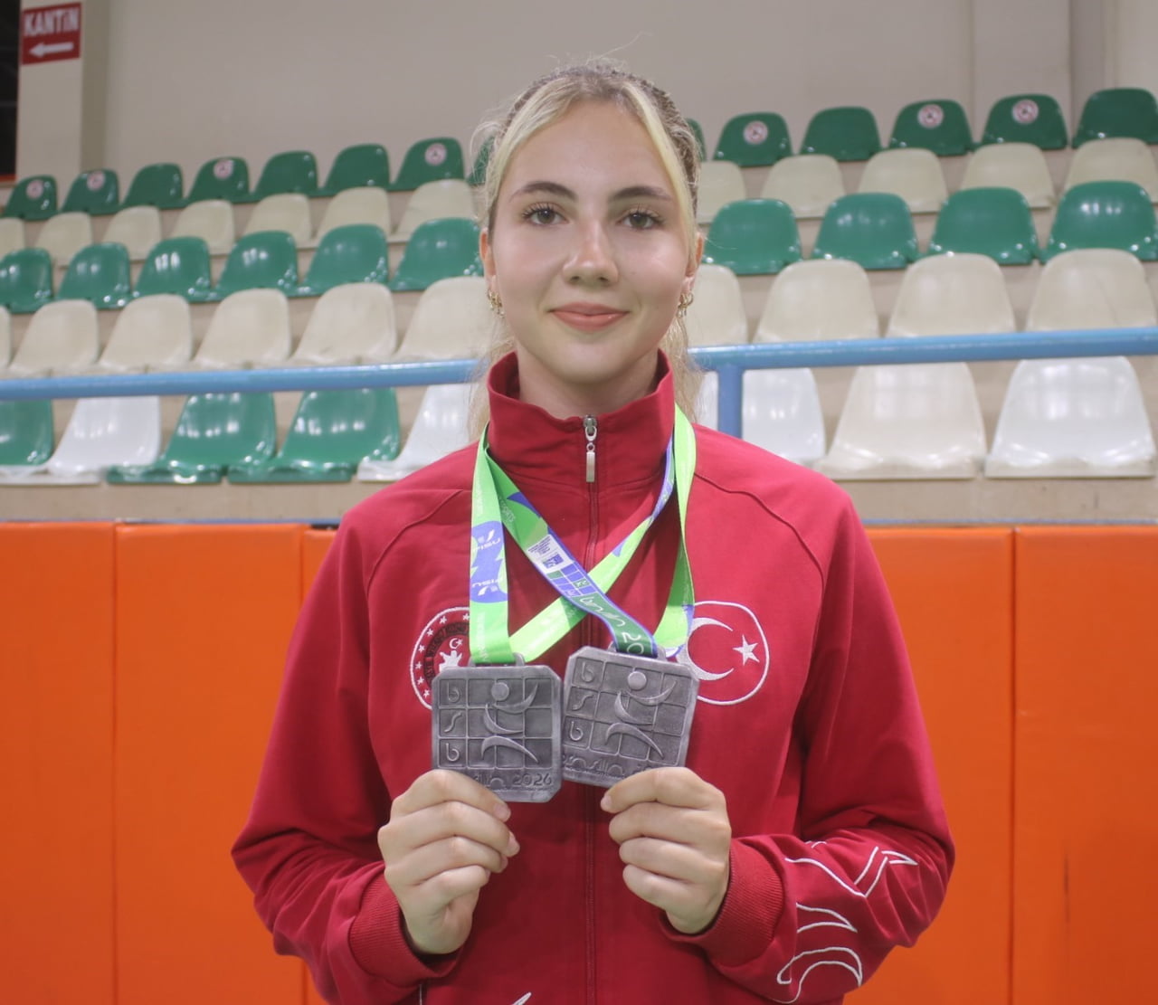 ÜNİVERSİTELER ARASI DÜNYA ŞAMPİYONASI'NDA İKİNCİ OLAN WUSHU NANDAO SPORCUSU ELİF NAZ KARA, YENİ...
