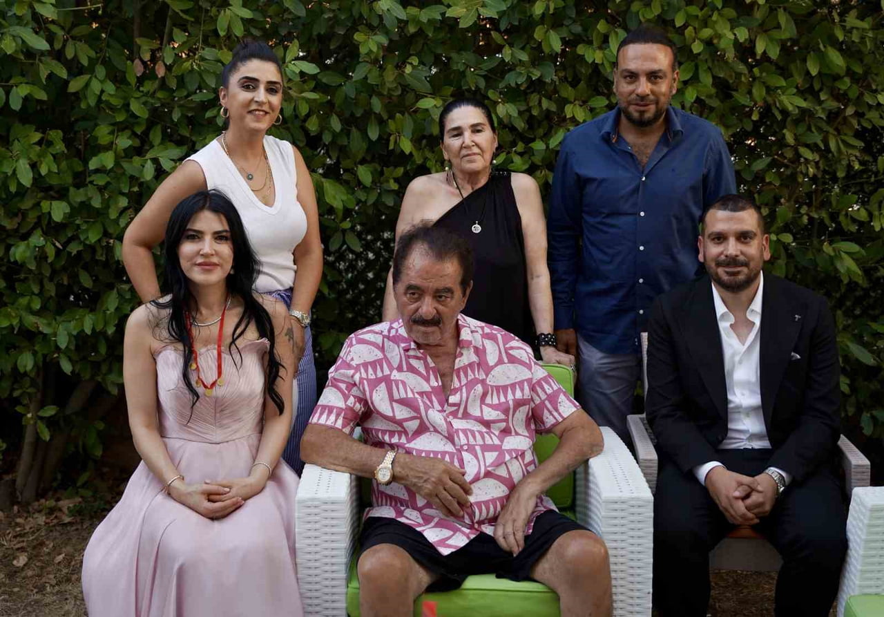 ÜNLÜ SANATÇI İBRAHİM TATLISES, BODRUM’DAKİ EVİNDE MANEVİ KIZI DİDEM CARUS İÇİN DÜZENLENEN İSTEME...