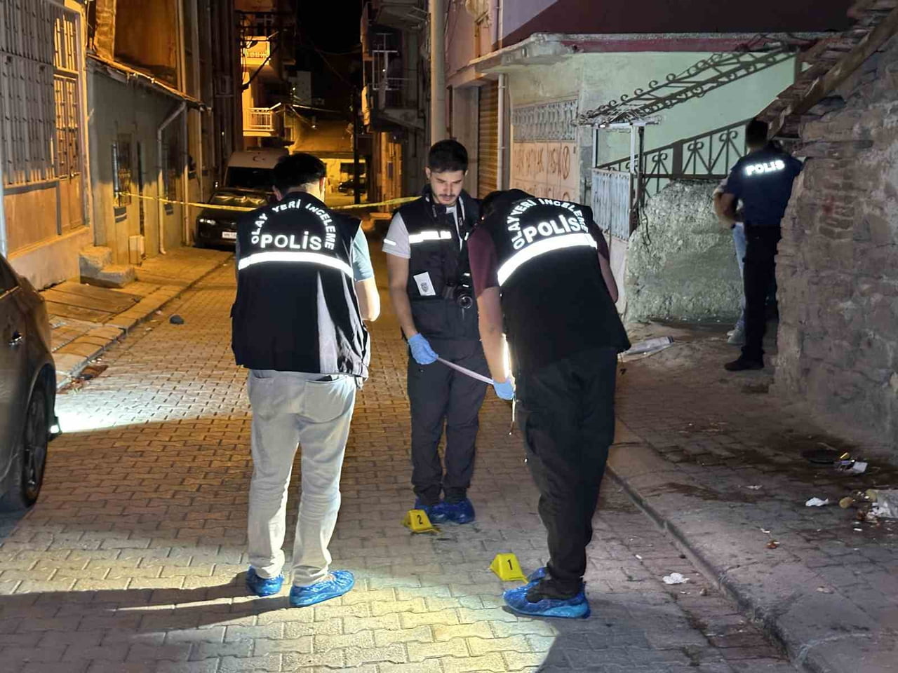UŞAK'TA 3 KİŞİ ARASINDA ÇIKAN KAVGADA BIÇAK VE POMPALI TÜFEK KULLANILMASI SONUCU 1 KİŞİ AĞIR...