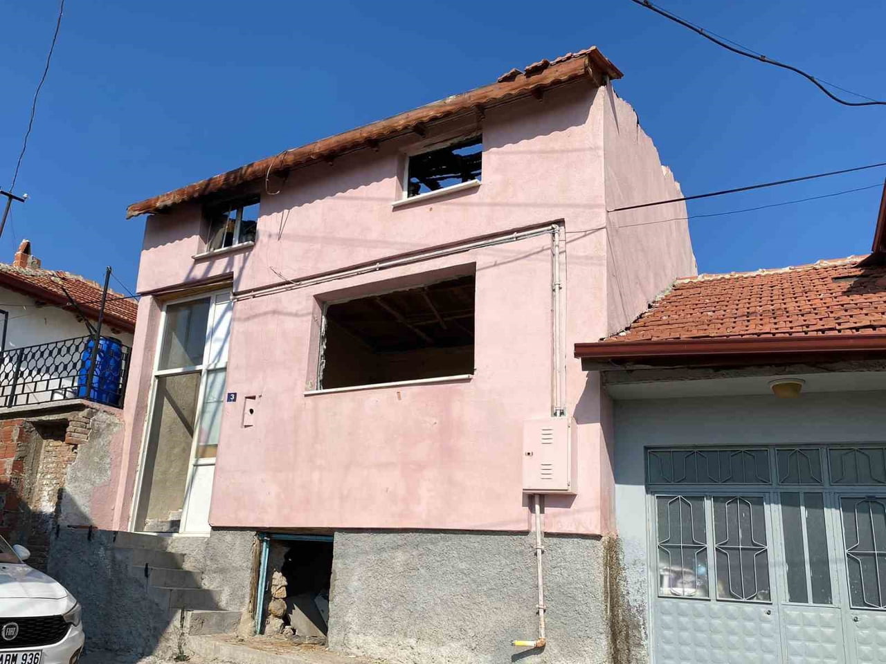 UŞAK BELEDİYESİ EKİPLERİ, CAN VE MAL GÜVENLİĞİ AÇISINDAN TEHDİT OLUŞTURAN METRUK YAPILARIN...