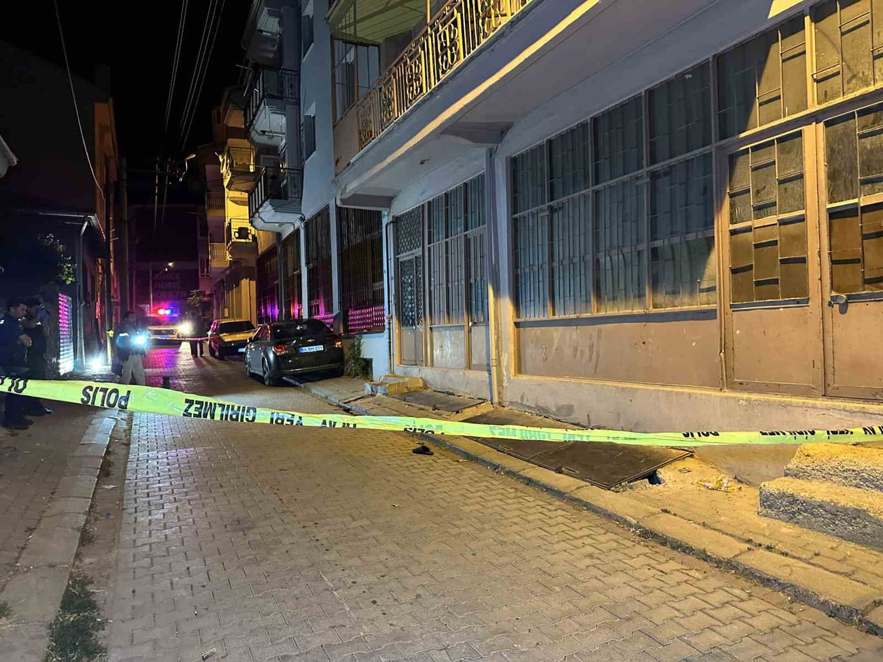 UŞAK’TA 1 KİŞİNİN BIÇAKLA VE POMPALI TÜFEKLE AĞIR YARALANDIĞI OLAYDA GÖZALTINA ALINAN 2 ŞÜPHELİ...