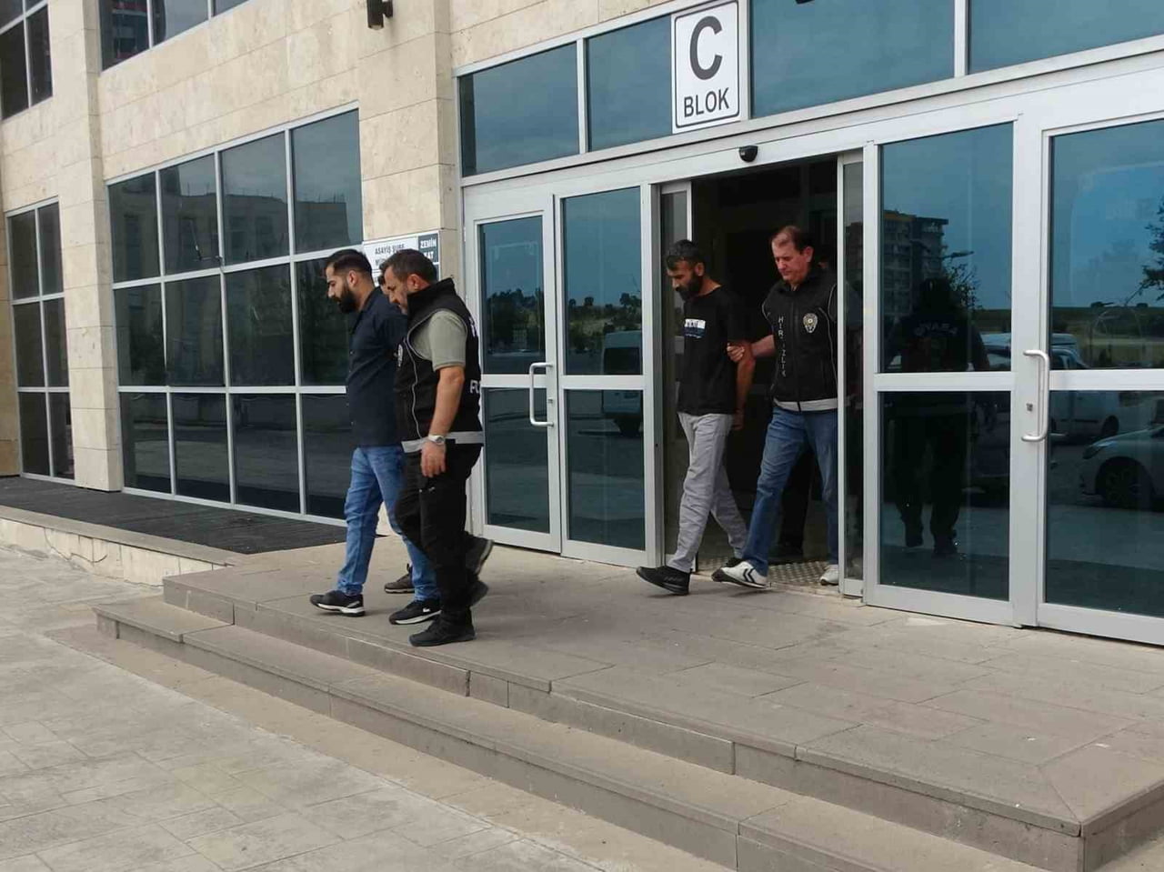 UŞAK’TA BİR KUYUMCUDA GERÇEKLEŞTİRİLEN SOYGUNLA İLGİLİ GÖZALTINA ALINAN 4 ŞÜPHELİDEN 3’Ü...