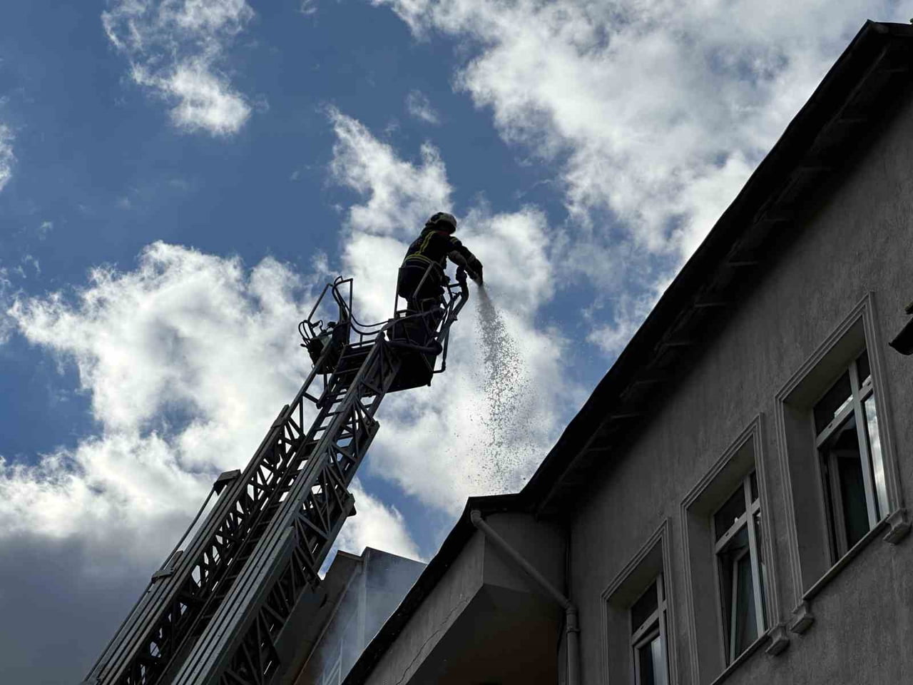 UŞAK’TA İKİ KATLI BİR BİNANIN ÇATI KATINDA ÇIKAN YANGIN EKİPLERİN MÜDAHALESİ SONUCU...