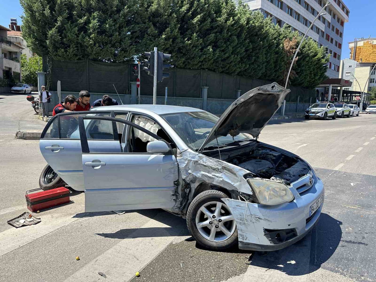 UŞAK’TA KAMYONET İLE OTOMOBİLİN ÇARPIŞMASI SONUCU 4 KİŞİ YARALANDI
