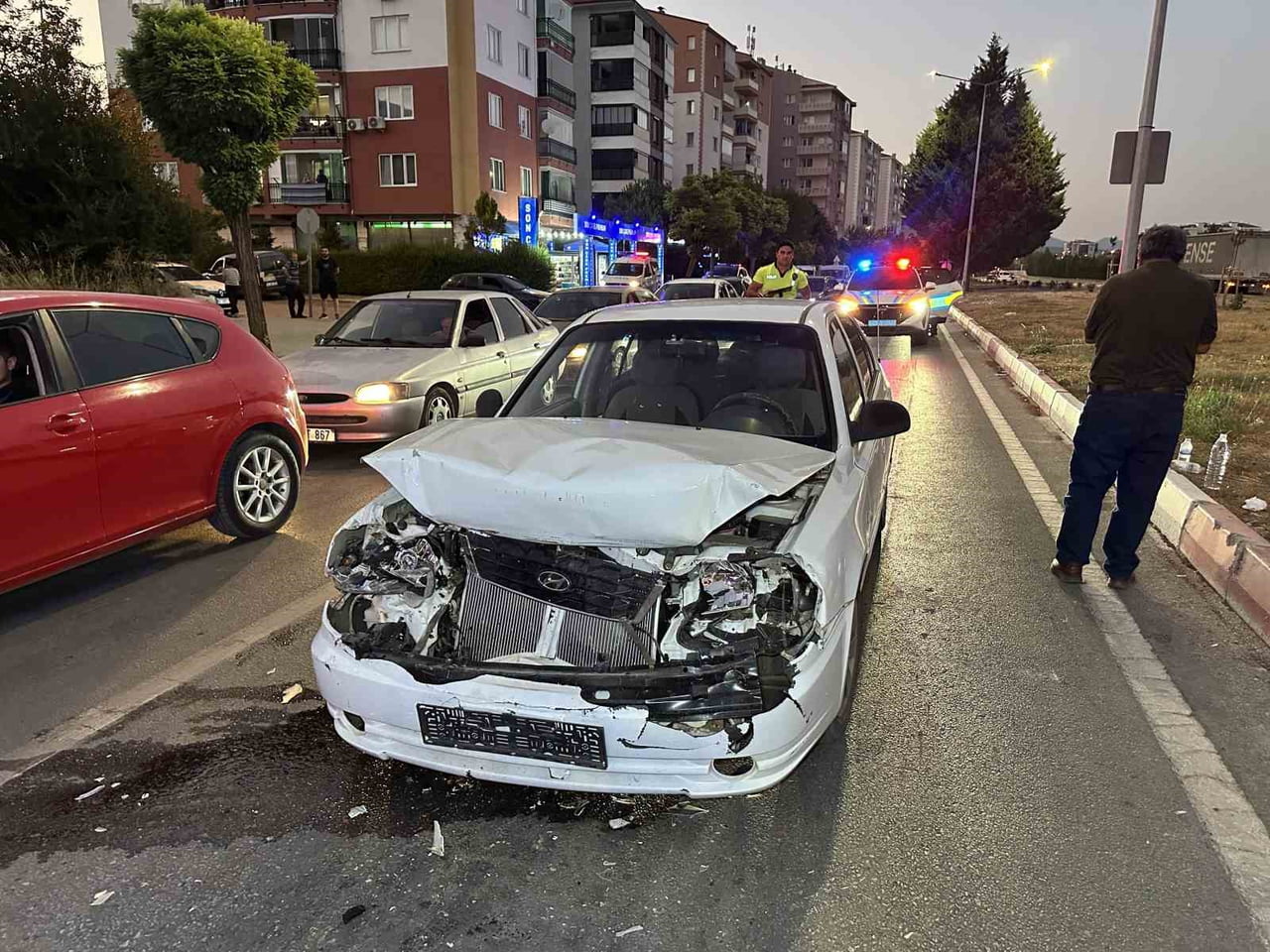 UŞAK’TA KIRMIZI IŞIKTA BEKLEYEN OTOMOBİLE BİR BAŞKA OTOMOBİLİN ARKADAN ÇARPMASI SONUCU MEYDANA...
