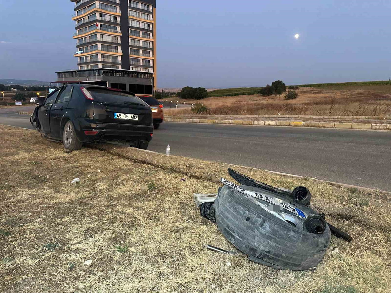 UŞAK’TA SÜRÜCÜSÜNÜN DİREKSİYON HAKİMİYETİNİ KAYBETMESİ SONUCU REFÜJE ÇIKAN OTOMOBİLDE BULUNAN...