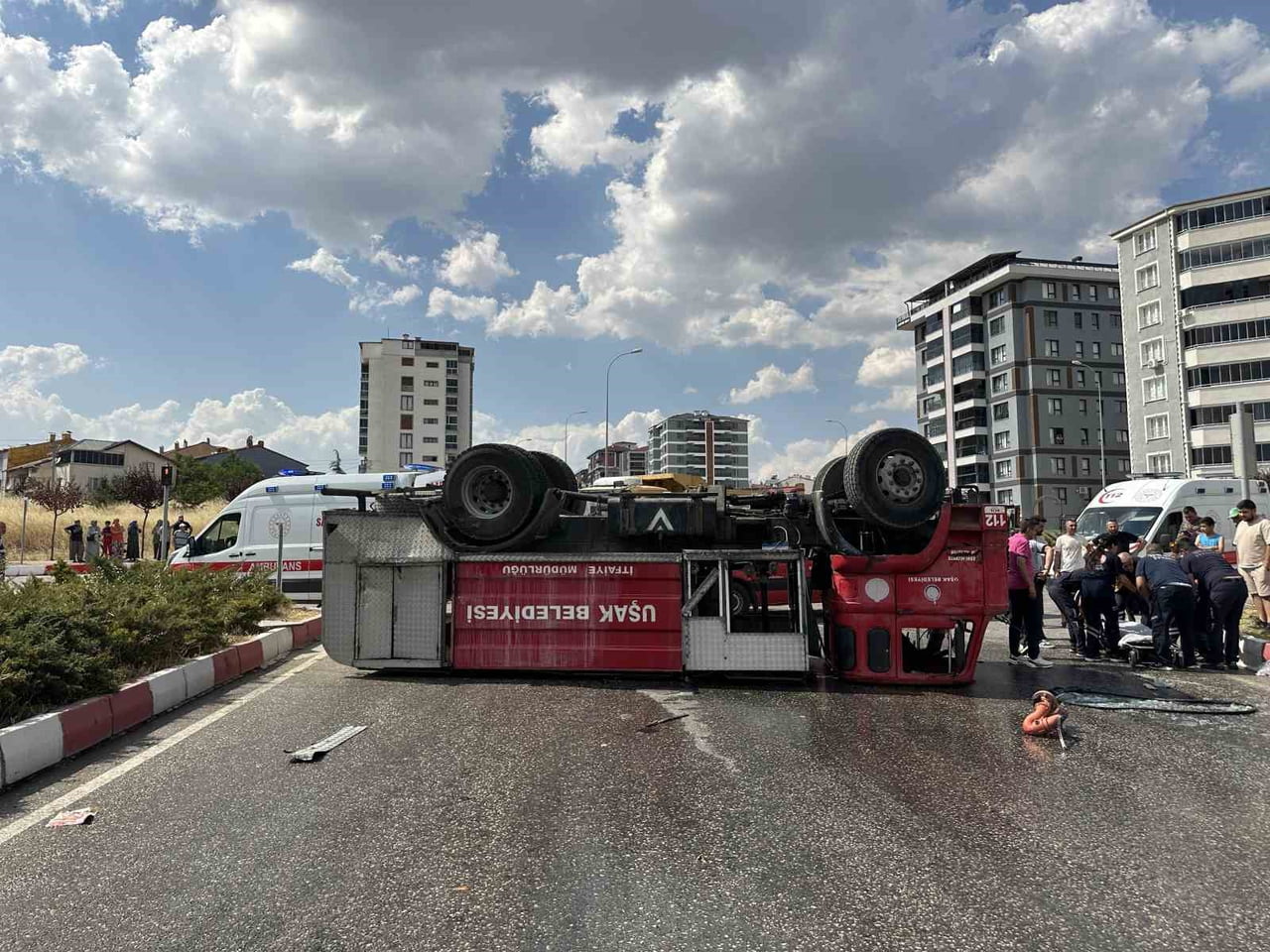 UŞAK’TA YANGINA GİDEN İTFAİYE ARACI İLE KAMYONUN ÇARPIŞMASI SONUCU MEYDANA GELEN KAZADA İTFAİYE...