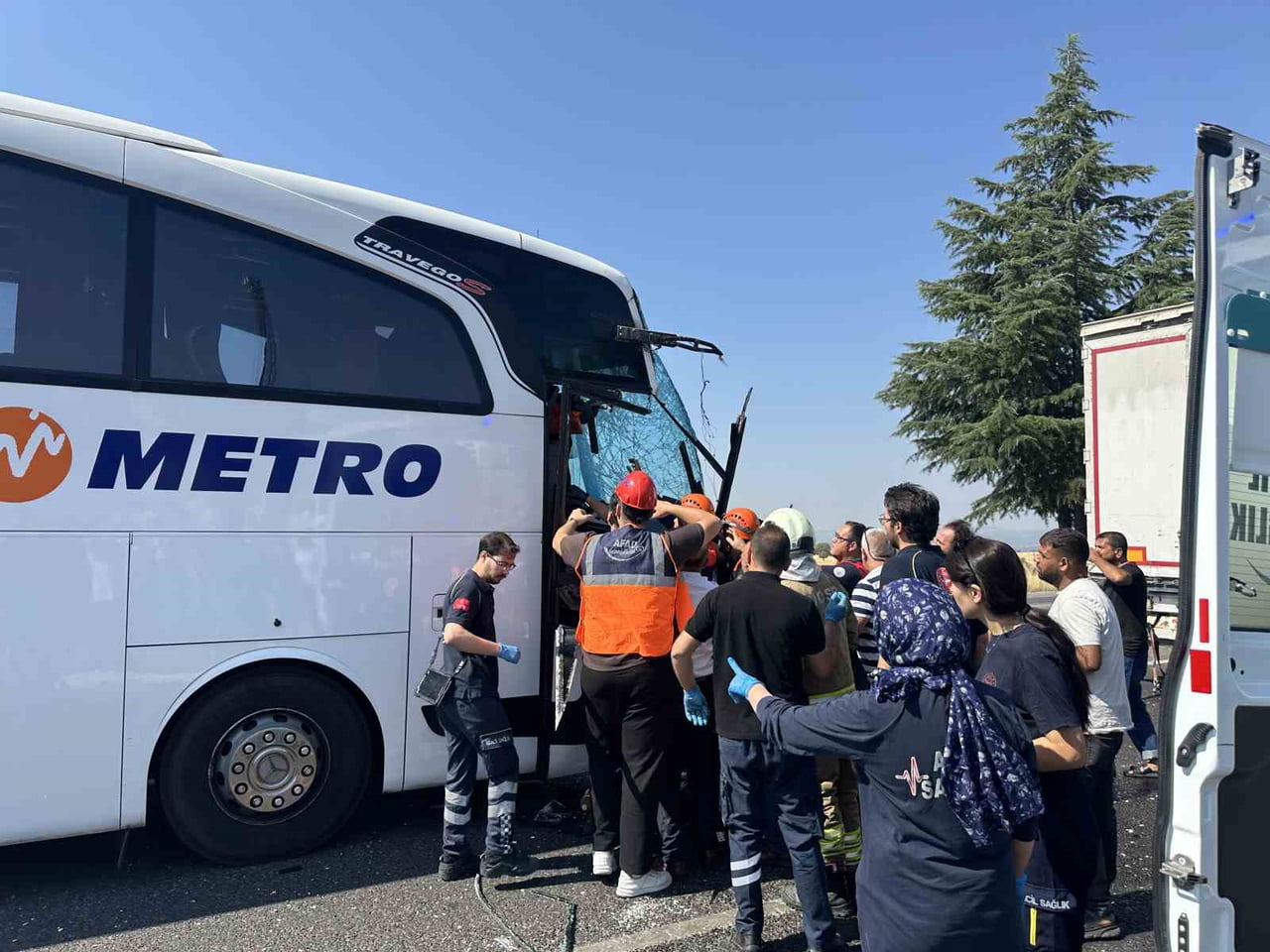 UŞAK’TA YOLCU OTOBÜSÜNÜN KAMYONA ARKADAN ÇARPMASI SONUCU 1’İ AĞIR 8 KİŞİ YARALANARAK KENTTE...