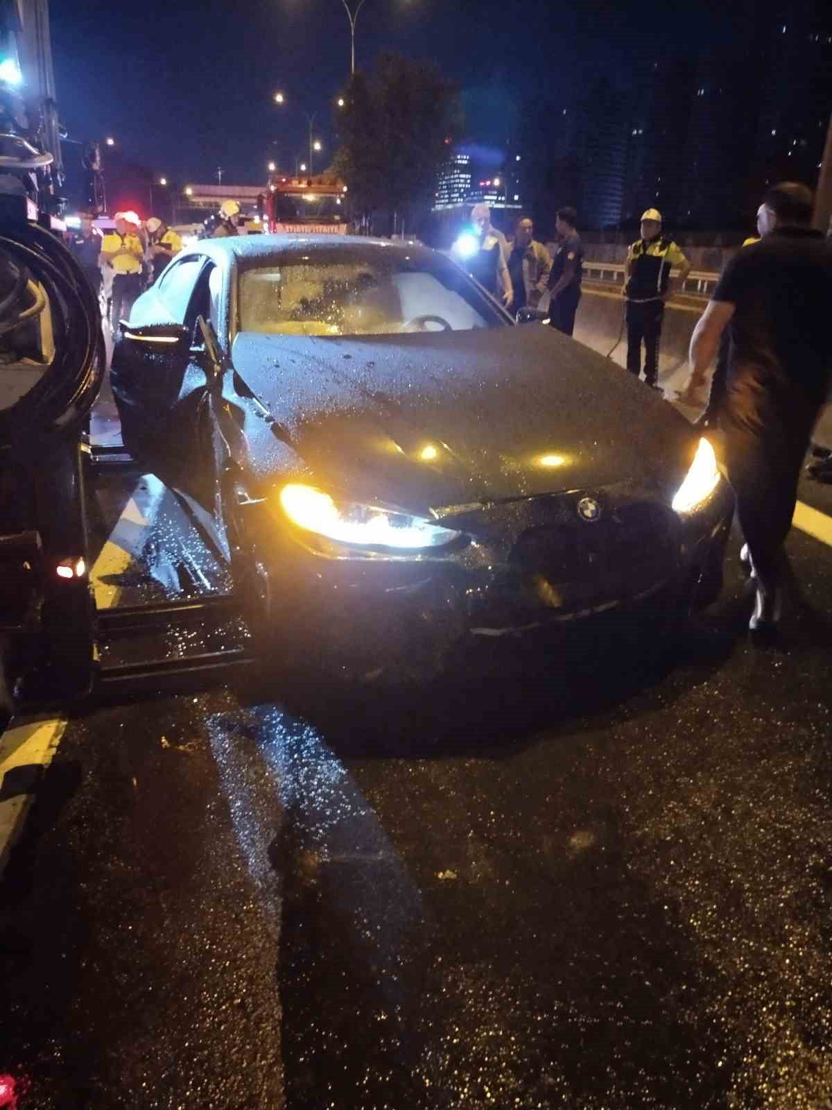ÜSKÜDAR'DA ÜÇ ARACIN KARIŞTIĞI ZİNCİRLEME TRAFİK KAZASINDA 4 KİŞİ YARALANDI.