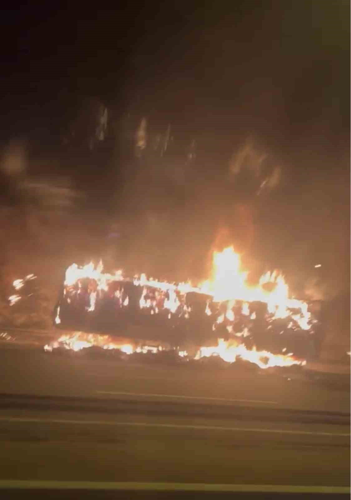 UZEY MARMARA OTOYOLUNDA SAMAN YÜKLÜ TIR DORSESİ ALEVLERE TESLİM OLDU