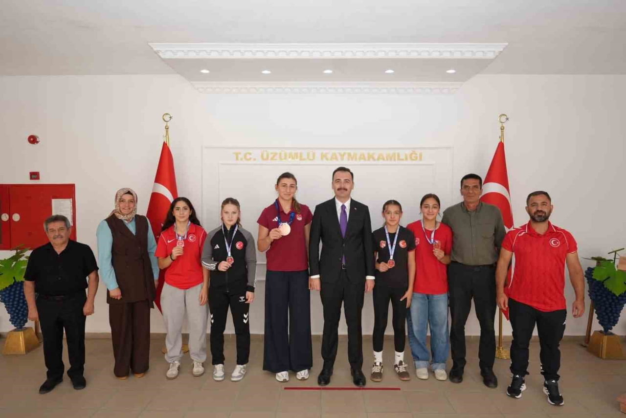 ÜZÜMLÜ'DE BAŞARILI GÜREŞÇİLERDEN KAYMAKAM HÖKELEKLİ'YE ZİYARET