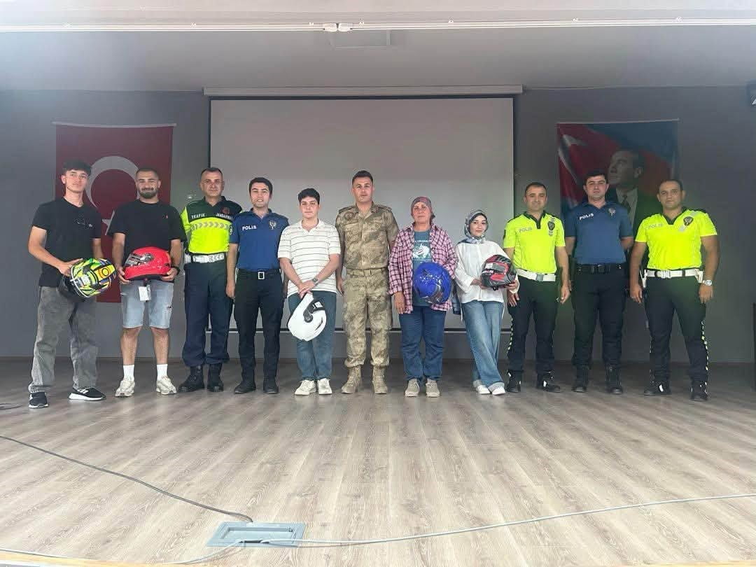 ÜZÜMLÜ’DE MOTOSİKLET SÜRÜCÜLERİNE TRAFİK GÜVENLİĞİ EĞİTİMİ