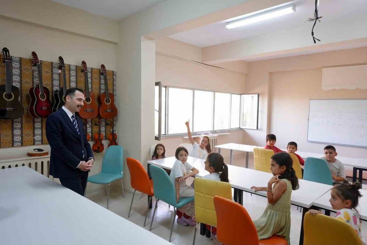 ÜZÜMLÜ KAYMAKAMI HACI OSMAN HÖKELEKLİ, İLÇE GENÇLİK MERKEZİNİ ZİYARET EDEREK YAZ KUR'AN KURSU...
