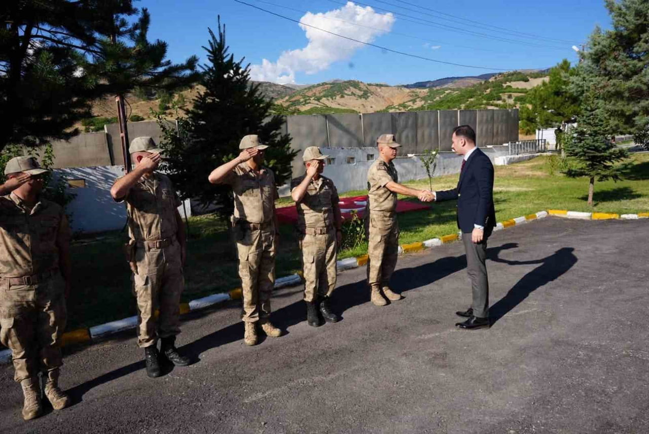 ÜZÜMLÜ KAYMAKAMI HACI OSMAN HÖKELEKLİ, İLÇE JANDARMA KOMUTANLIĞINA BAĞLI TANYERİ JANDARMA...