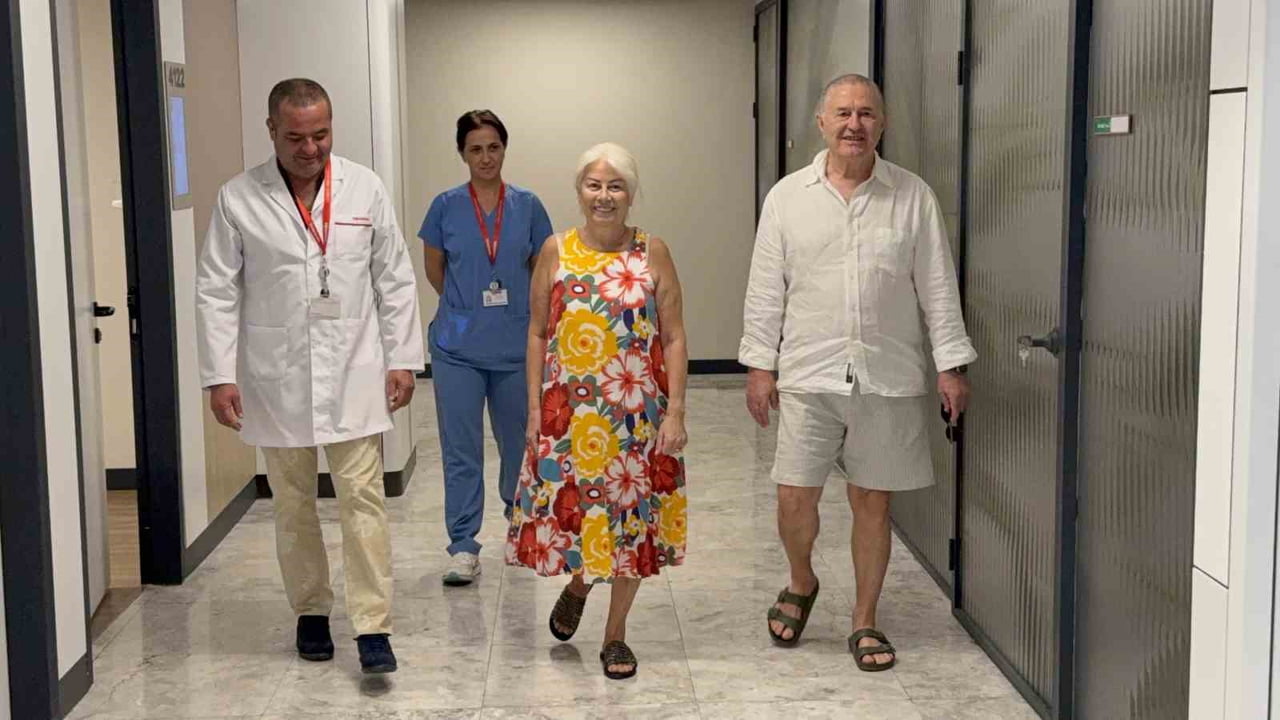 UZUN SÜREDİR ŞİDDETLİ KALÇA VE BACAK AĞRILARI NEDENİYLE YÜRÜMEKTE GÜÇLÜK ÇEKEN 68 YAŞINDAKİ NESRİN...