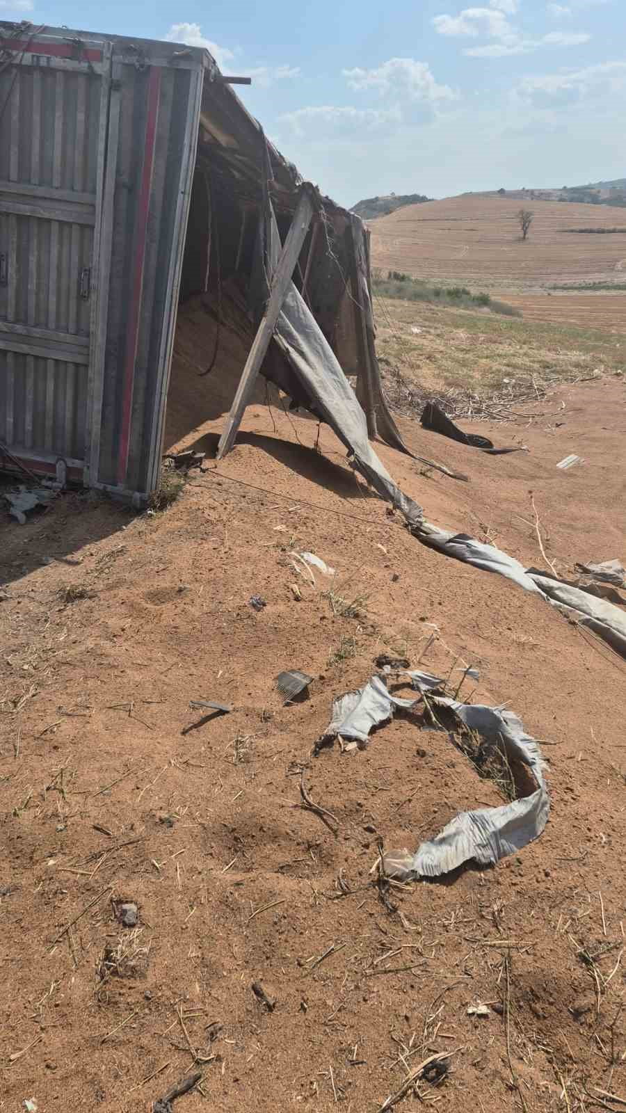 UZUNKÖPRÜ’DE BUĞDAY YÜKLÜ TIR PARPUDAR BAYIRI'NDA DEVRİLDİ