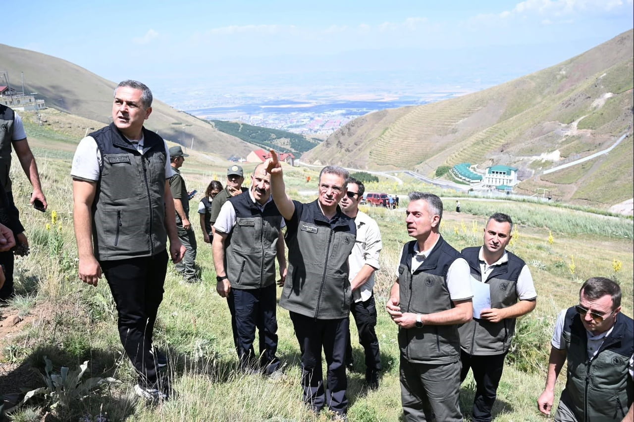 VALİ AYDIN BARUŞ, PALANDÖKEN YANGIN İLK MÜDAHALE EKİP BİNASINI ZİYARET ETTİ.