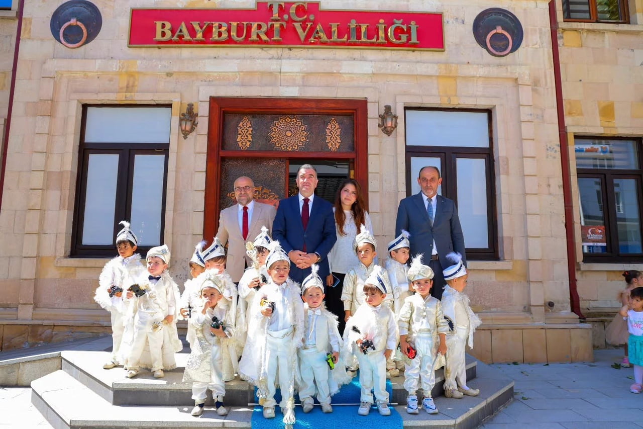 VALİ ELDİVAN SÜNNET OLAN ÇOCUKLARI MAKAMINDA AĞIRLADI