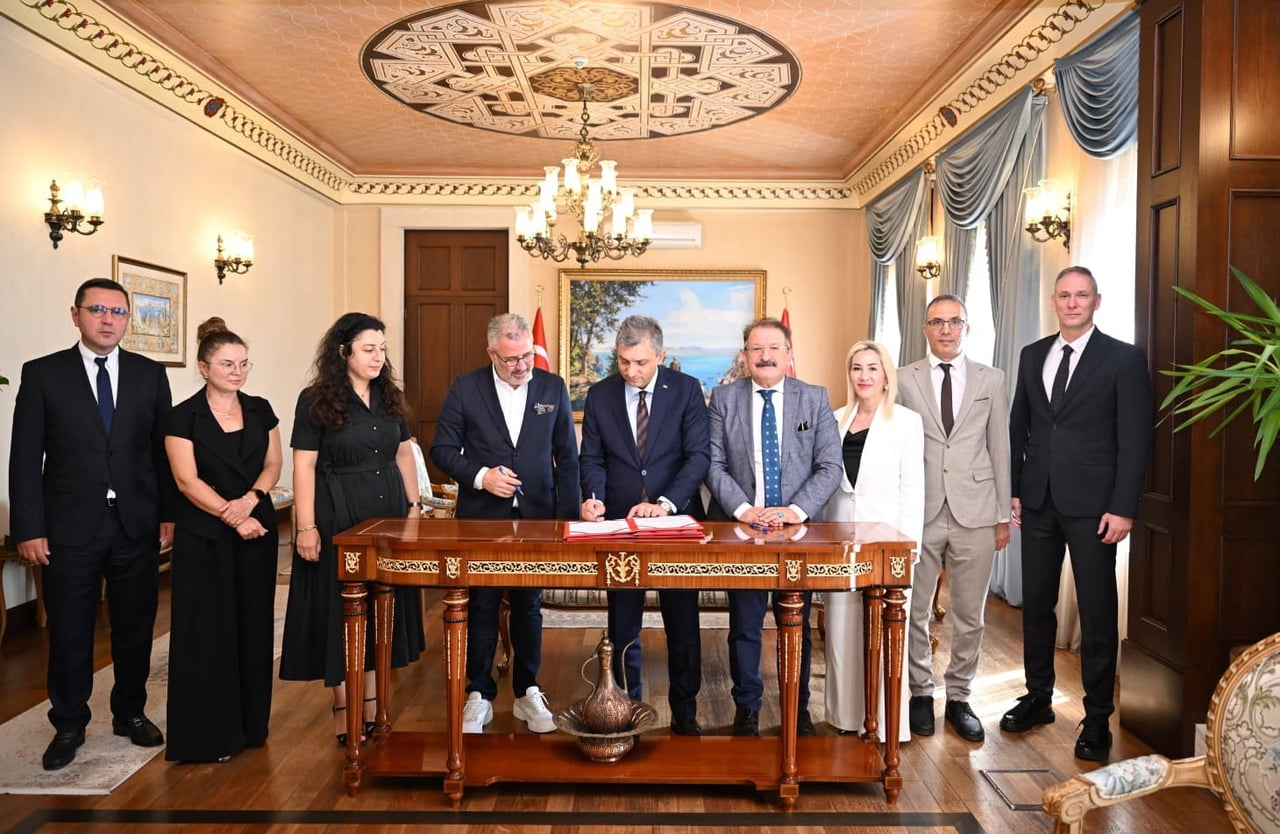 VALİ HULUSİ ŞAHİN (ORTADA) PROTOKOLE İMZA ATTI