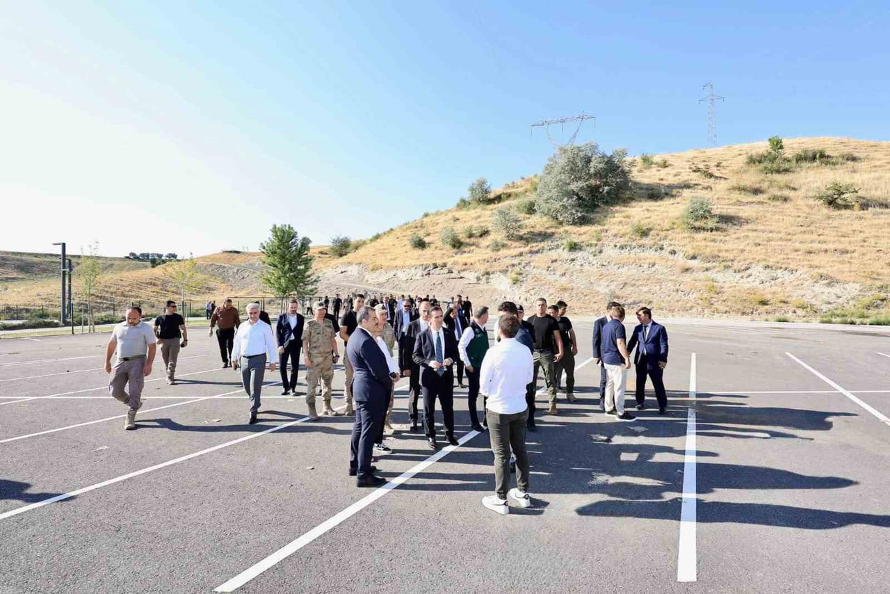 VALİ KARAKAYA AHLAT İLÇESİNDE YAPTIĞI ZİYARETLERDE RECEP TAYYİP ERDOĞAN MİLLET BAHÇESİ (ÇARHO)...