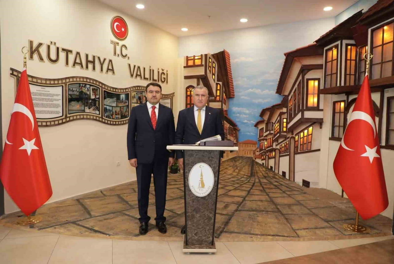 VALİ MUSA IŞIN VE GENÇLİK VE SPOR BAKANI OSMAN AŞKIN BAK