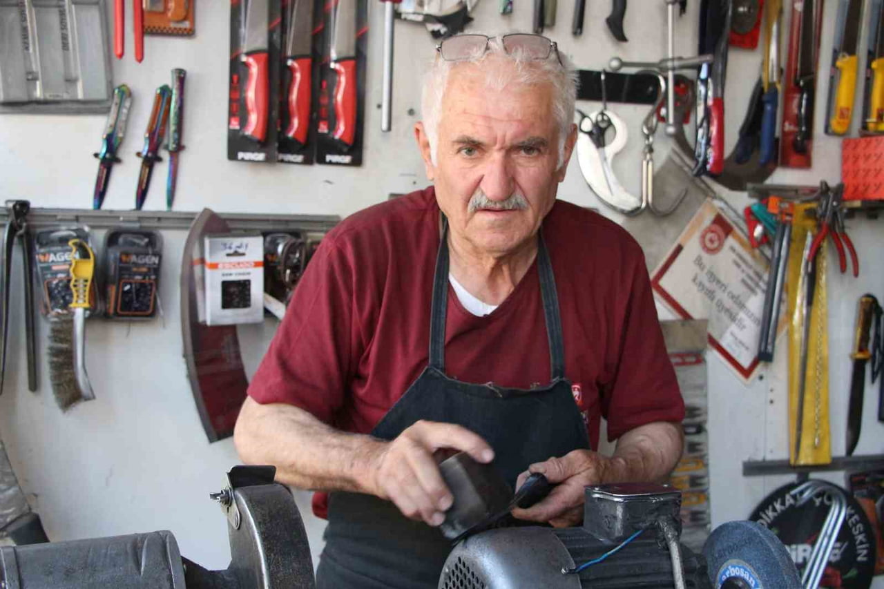 VAN'DA 59 YILDIR BIÇAK BİLEYEN 73 YAŞINDAKİ MÜZBAH CENGİZ, BABASINDAN DEVRALDIĞI MESLEĞİYLE...