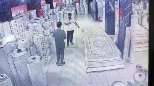 Van'da işitme engelli müşteriyle halaylı pazarlık gülümsetti