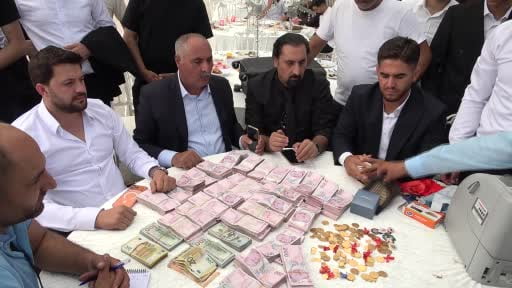 Van'da paraların havada uçuştuğu düğün: Damada yaklaşık 20 milyon TL, geline kilolarca altın...