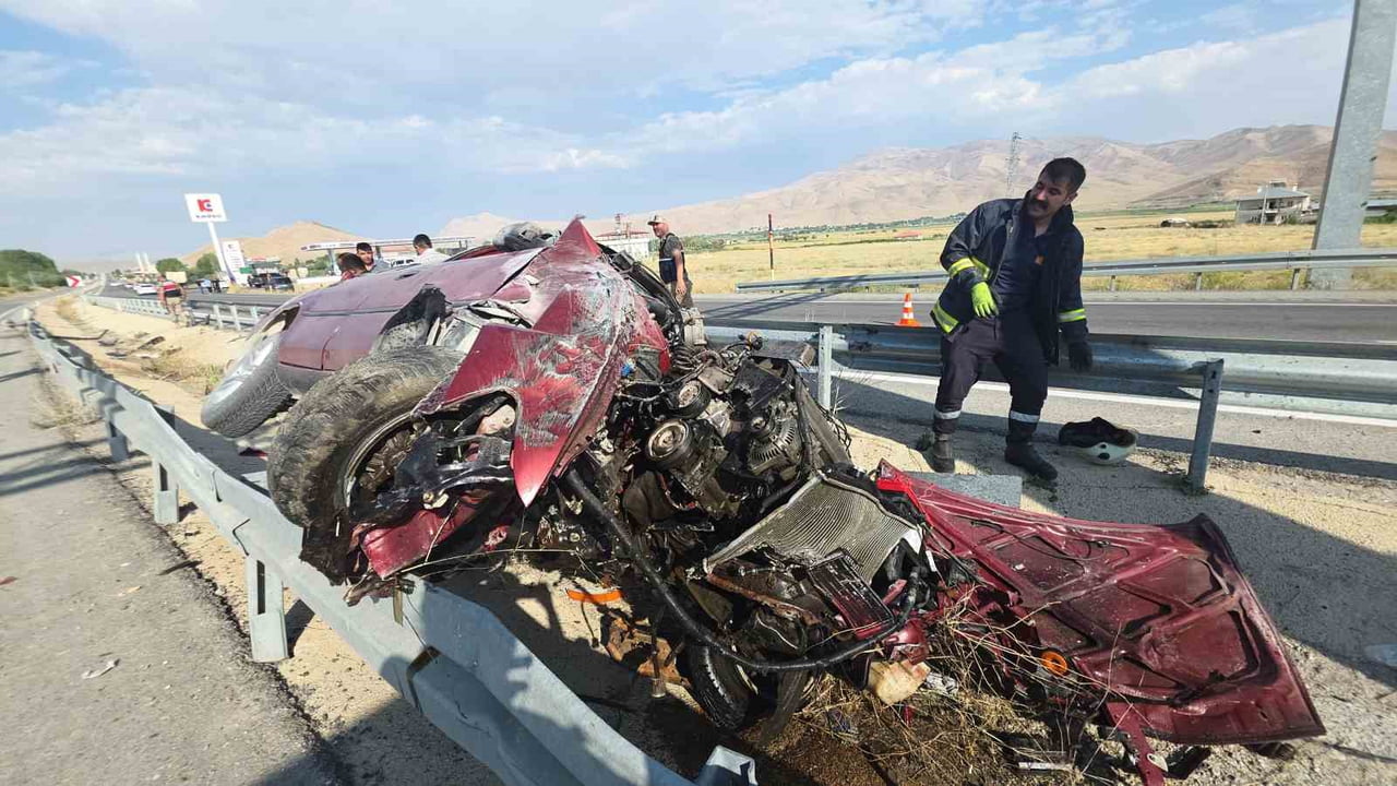 VAN'IN GÜRPINAR İLÇESİNDE  OTOMOBİLİN KAZA YAPMASI SONUCU MEYDANA GELEN TRAFİK KAZASINDA 4 KİŞİ...