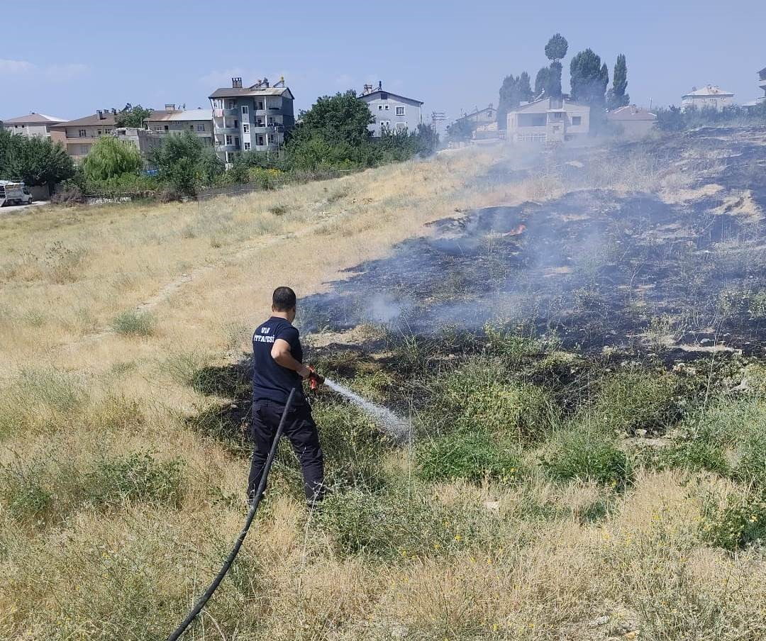 VAN'IN TUŞBA İLÇESİNDE ÇIKAN ANIZ YANGINI, İTFAİYENİN MÜDAHALESİYLE SÖNDÜRÜLDÜ.