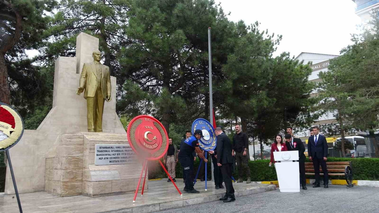 VAN’DA 30 AĞUSTOS ZAFER BAYRAMI’NIN 104’ÜNCÜ YIL DÖNÜMÜ DÜZENLENEN TÖRENLE KUTLANDI.
