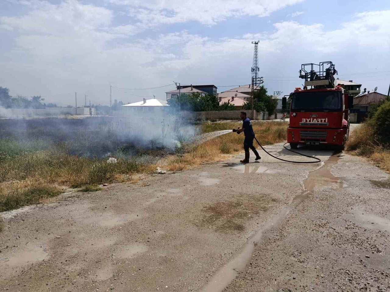 VAN’DA YAZ MEVSİMİYLE BİRLİKTE ARTIŞ GÖSTEREN YANGINLARA KARŞI 13 İLÇEDE GÖREV YAPAN İTFAİYE...