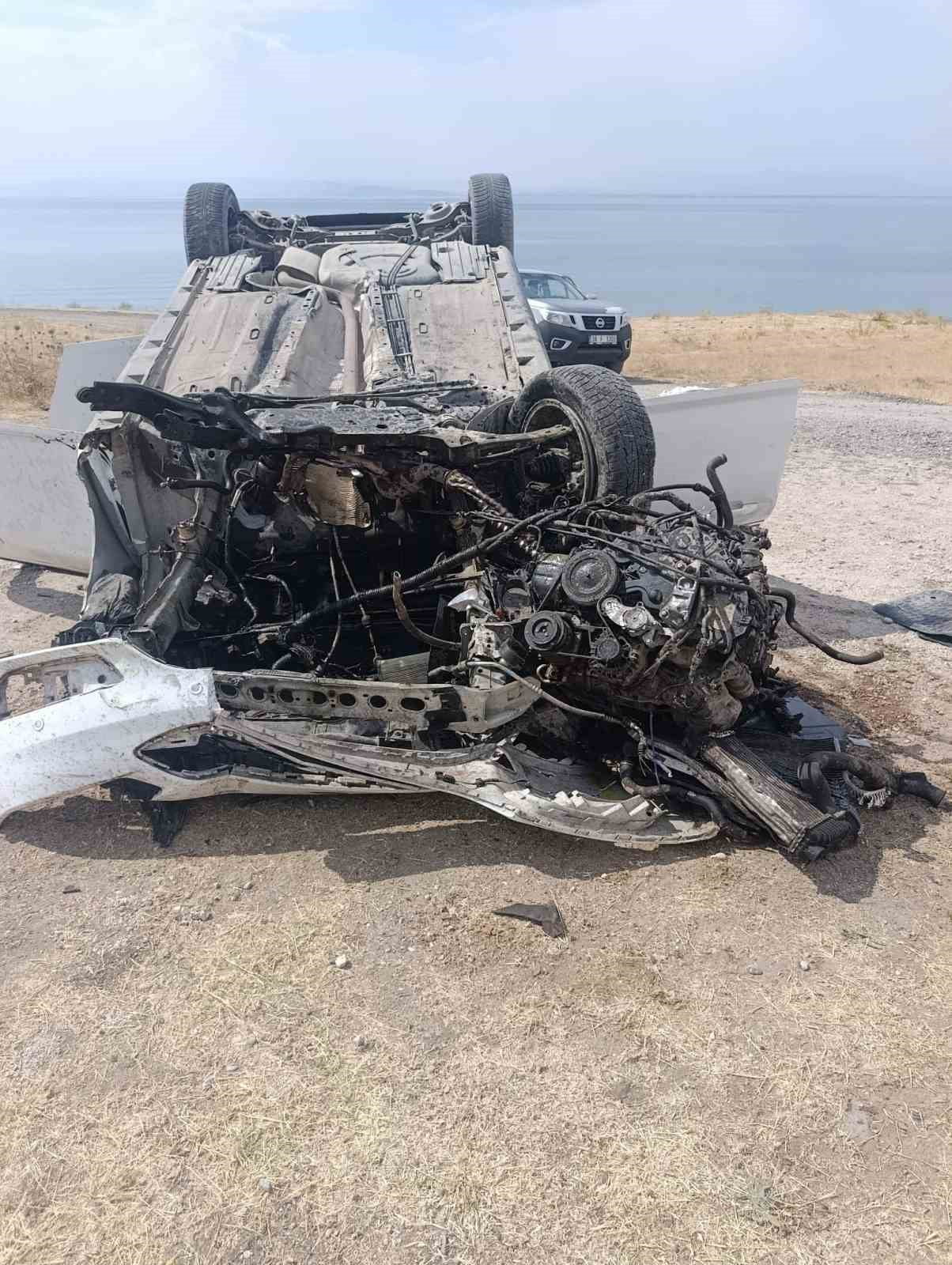 VAN-ERCİŞ KARAYOLUNDA OTOMOBİLİN TAKLA ATMASI SONUCU MEYDANA GELEN TRAFİK KAZASINDA 4 KİŞİ...