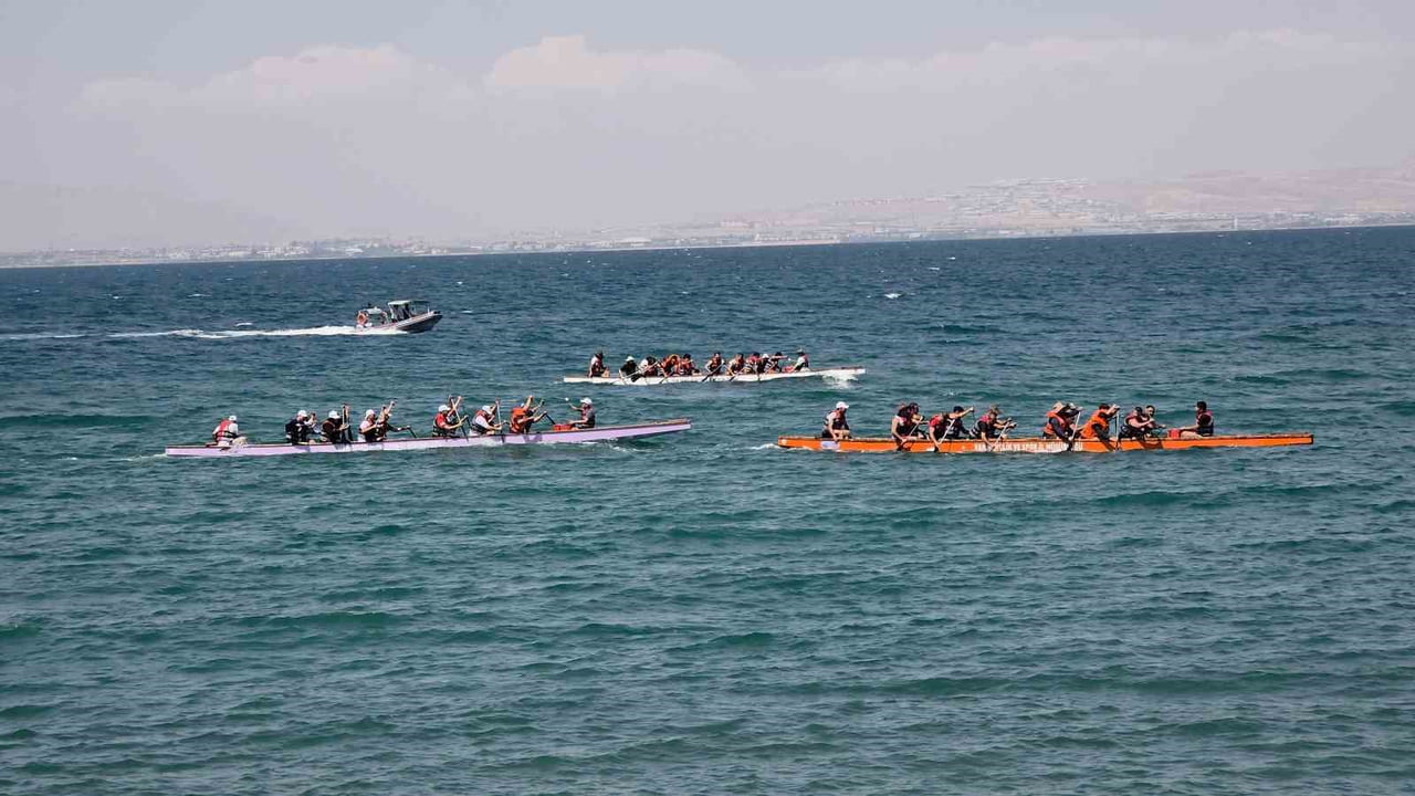 VAN GÖLÜ'NDE BU YIL 12'NCİSİ DÜZENLENEN SU SPORLARI FESTİVALİ, BİRBİRİNDEN RENKLİ VE HEYECAN DOLU...