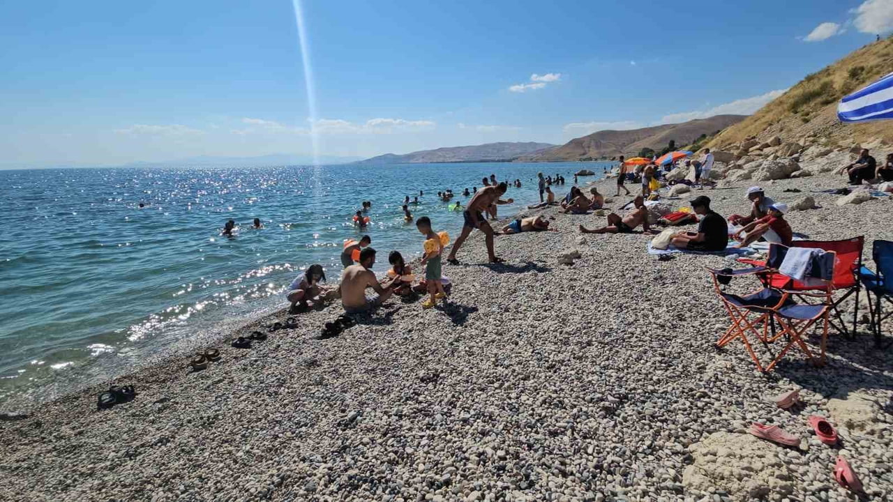 VAN GÖLÜ'NÜN KUZEY KIYISINDA YER ALAN BİTLİS’İN ADİLCEVAZ İLÇE SAHİLİ, YAZ MEVSİMİNDE MASMAVİ...