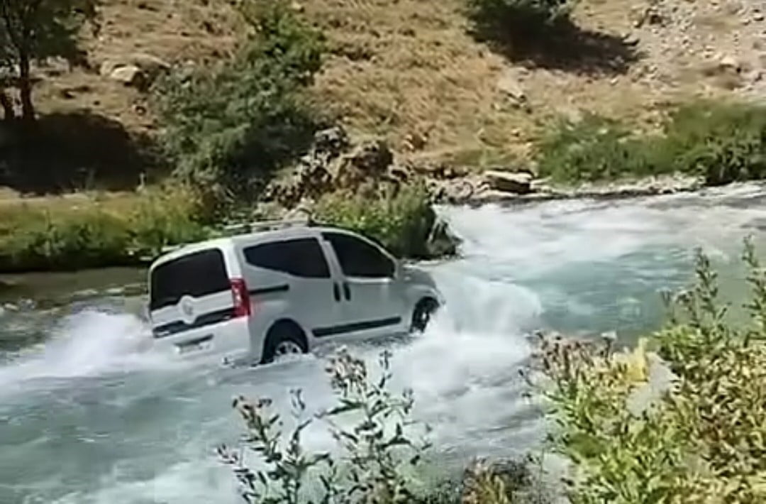VAN’IN BAHÇESARAY İLÇESİNDE EL FRENİ ÇEKİLMEDİĞİ BELİRTİLEN KAMYONET, KONTROLDEN ÇIKARAK...