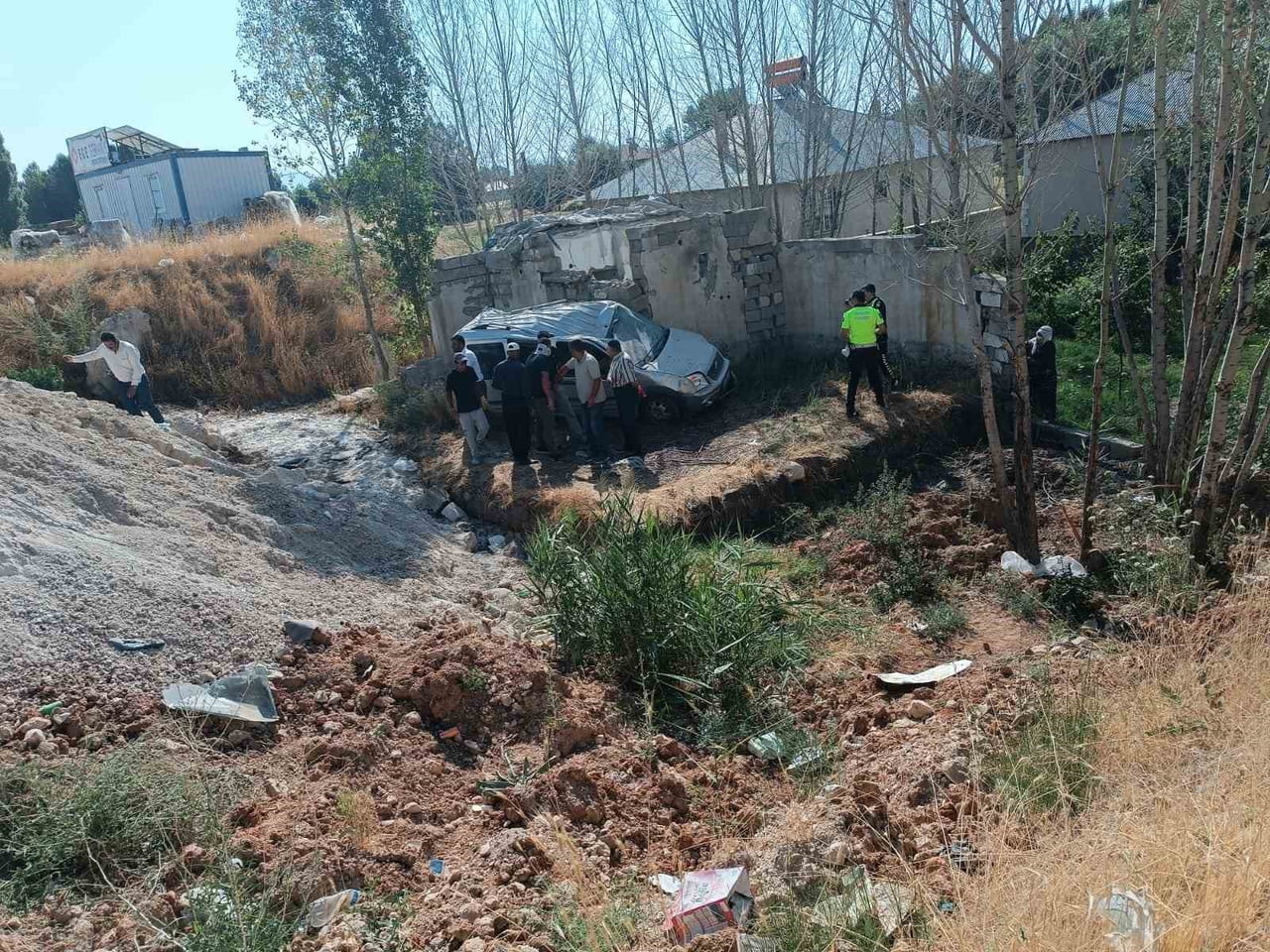 VAN’IN ERCİŞ İLÇESİNDE HAFİF TİCARİ KAMYONETİN TAKLA ATMASI SONUCU MEYDANA GELEN TRAFİK KAZASINDA...