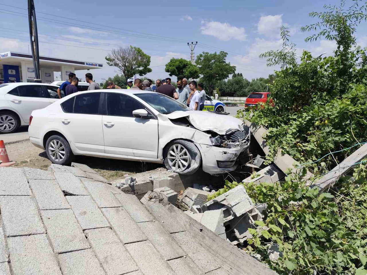 VAN’IN ERCİŞ İLÇESİNDE OTOMOBİLİN DUVARA ÇARPMASI SONUCU MEYDANA GELEN TRAFİK KAZASINDA 2 KİŞİ...