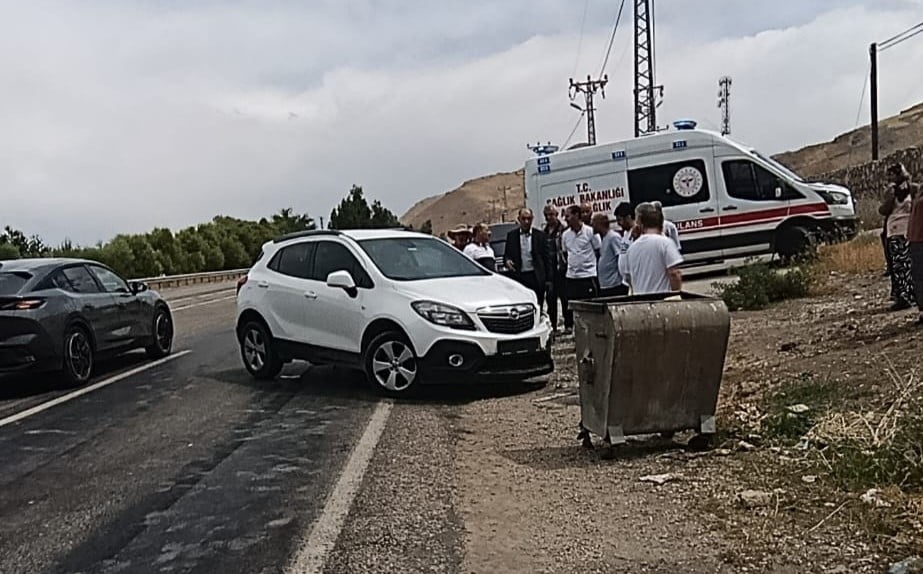 VAN’IN GEVAŞ İLÇESİNDE KAPALI KASA KAMYONET İLE OTOMOBİLİN ÇARPILMASI SONUCU MEYDANA GELEN TRAFİK...