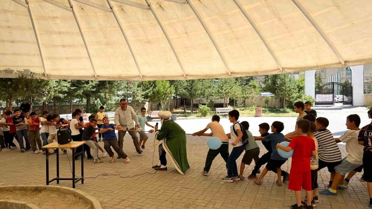 VAN’IN İPEKYOLU İLÇESİ YAZ KUR’AN KURSLARINA KATILAN ÖĞRENCİLERE YÖNELİK HACİVAT-KARAGÖZ GÖSTERİSİ...