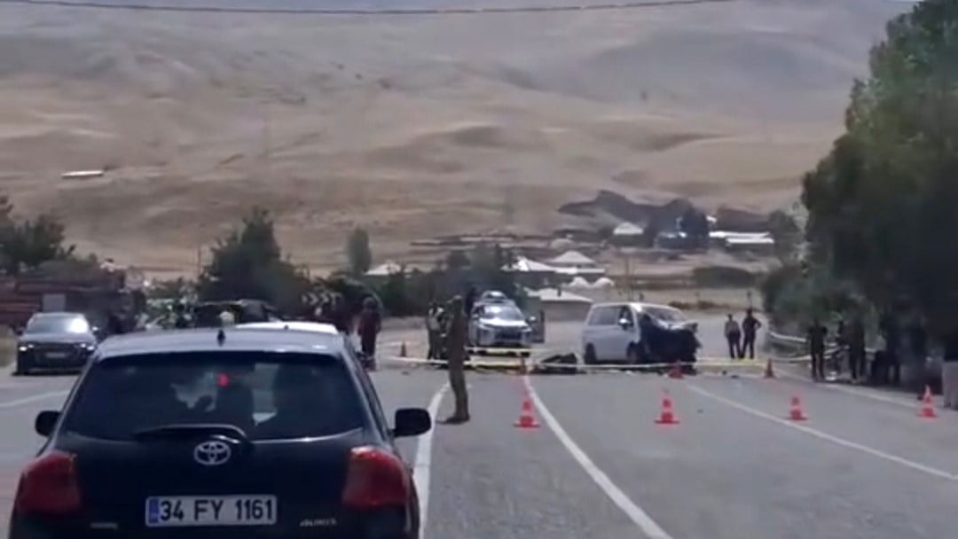 VAN’IN MURADİYE İLÇESİ İKİ ARACIN KAFA KAFAYA ÇARPIŞMASI SONUCU 2 KİŞİ HAYATINI KAYBEDERKEN, 9...