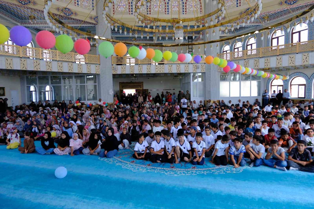 VAN’IN TUŞBA İLÇESİNDE DÜZENLENEN YAZ KUR’AN KURSLARI KAPANIŞ PROGRAMI, ÖĞRENCİLERİN KATILIMIYLA...