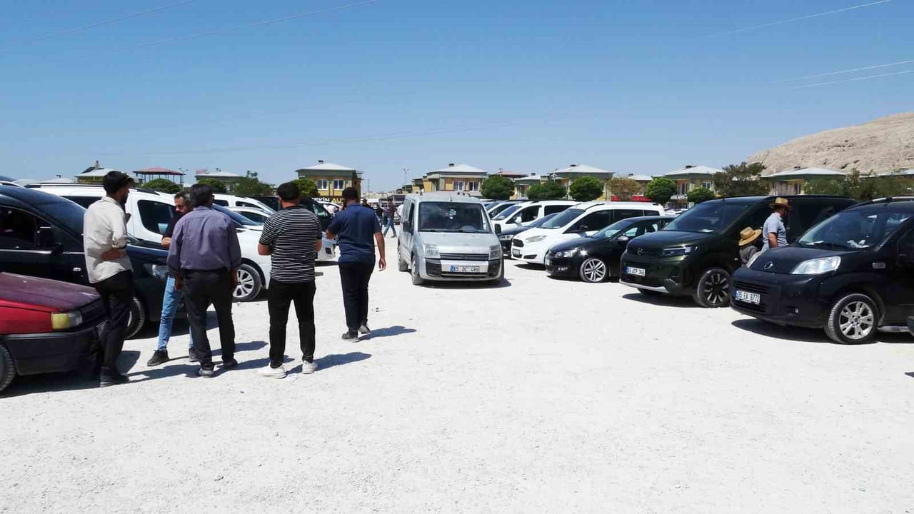 VAN’IN TUŞBA İLÇESİNDE KURULAN İKİNCİ EL AÇIK OTO PAZARINDA, SIFIR ARAÇLARDAKİ KAMPANYALARIN...