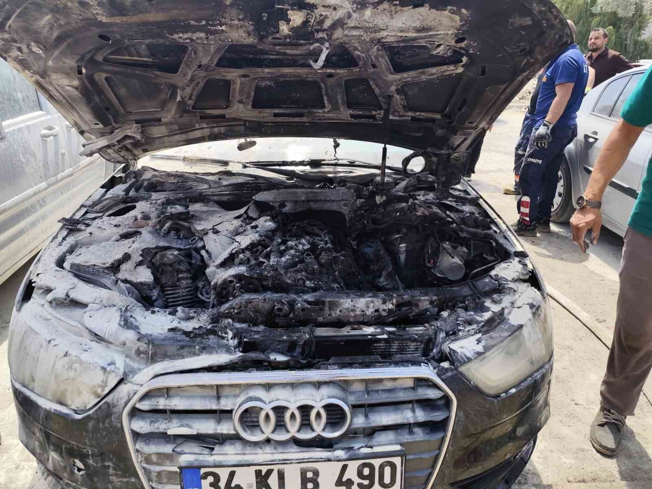 VAN’IN TUŞBA İLÇESİNDE PARK HALİNDE OLAN VE MOTORU YANMAYA BAŞLAYAN OTOMOBİL, İTFAİYE EKİPLERİ...