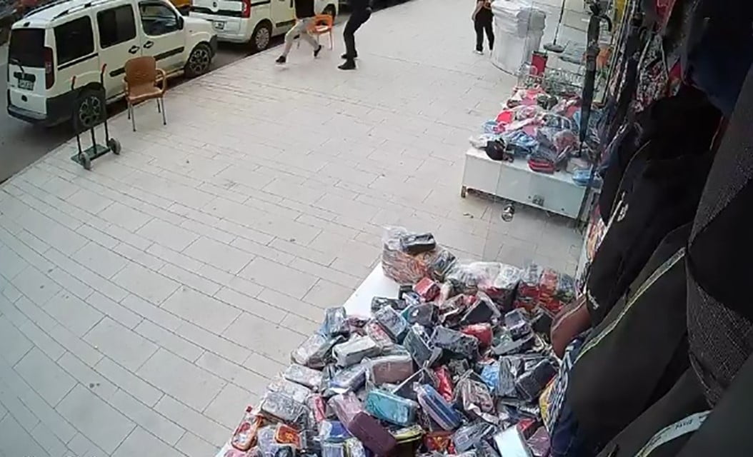 VATANDAŞIN ŞÜPHELİYE MÜDAHALESİ İSE GÜVENLİK KAMERALARINA ANBEAN YANSIDI.