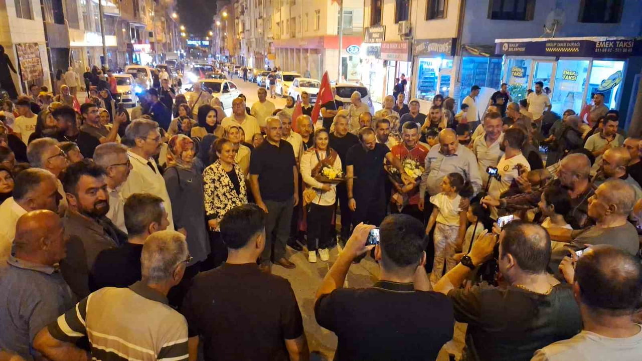 VATANDAŞLAR ÖZDANUR'A YOĞUN İLGİ GÖSTERDİ.