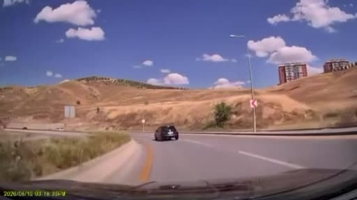Virajı alamayıp kaza yapan araç, zincirleme kazadan son anda kurtuldu...O anlar kamerada