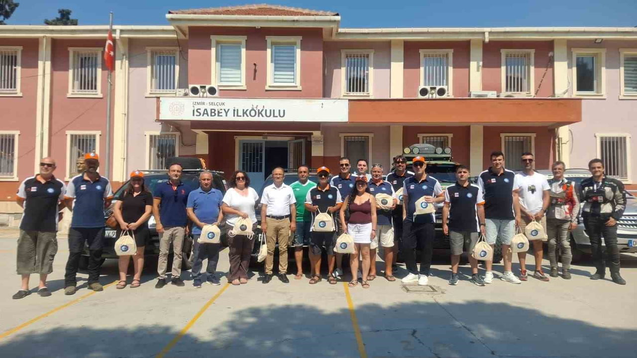 YABANCI KONUKLARLA DOĞRUDAN İLETİŞİM KURMA FIRSATI YAKALAYAN İSABEY İLKOKULU ÖĞRENCİLERİ İSE HEM...
