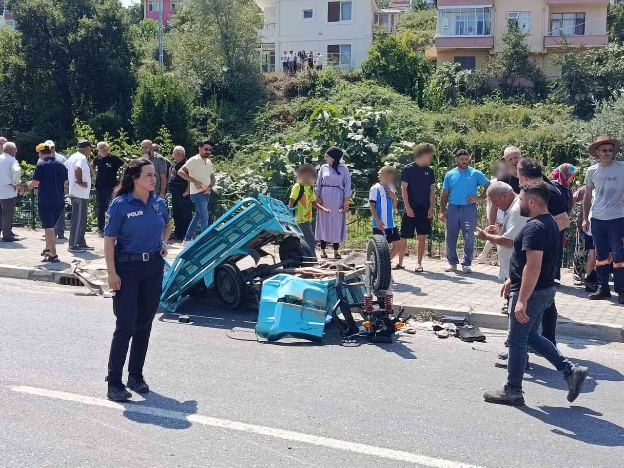 YAKAKENT İLÇESİNDE OTOMOBİL İLE TARIM ARACI PATPATIN ÇARPIŞTIĞI KAZADA 2'Sİ AĞIR 4 KİŞİ...