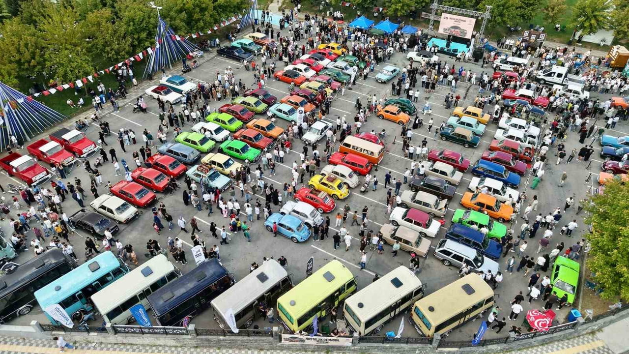 YAKLAŞIK 90 KLASİK OTOMOBİLİN ŞEHİR PARKI’NDA SERGİLENDİĞİ ORGANİZASYONDA, İKİ AYRI NOKTADAN...